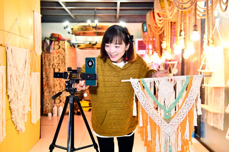 11月21日,在惠民县李庄镇一家绳网企业,女主播在直播销售绳网制品.